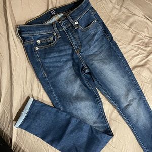 Like new Gap true skinny jeans 24